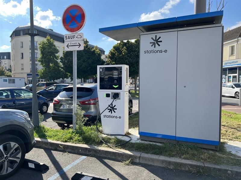 Comment recharger une voiture électrique à une borne publique ?
