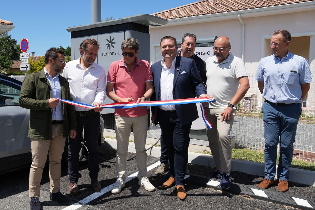 Lacanau et Stations-e inaugurent 8 Stations-e multiservices connectées